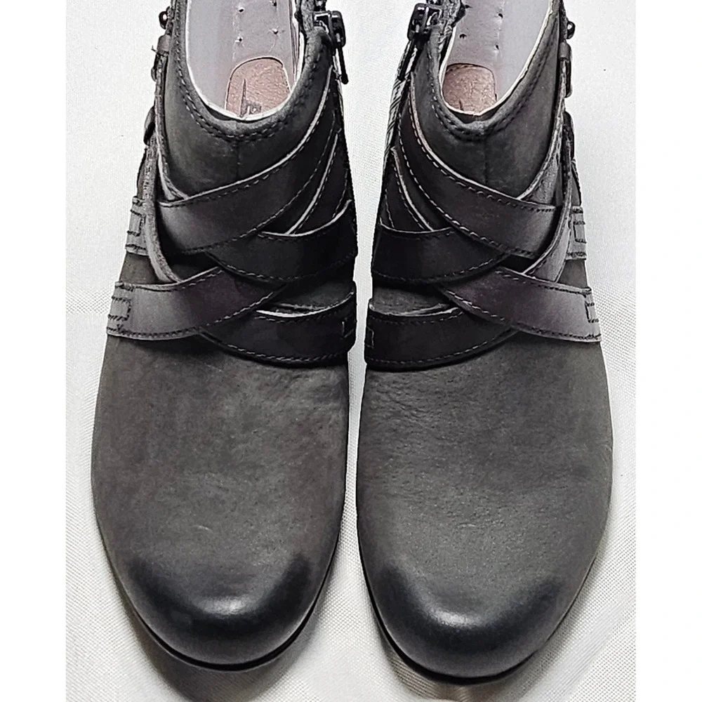 EARTH Emerald Dark Grey Soft Buck Ankle Boots‎ Side Zip Heel Womens Size 6.0